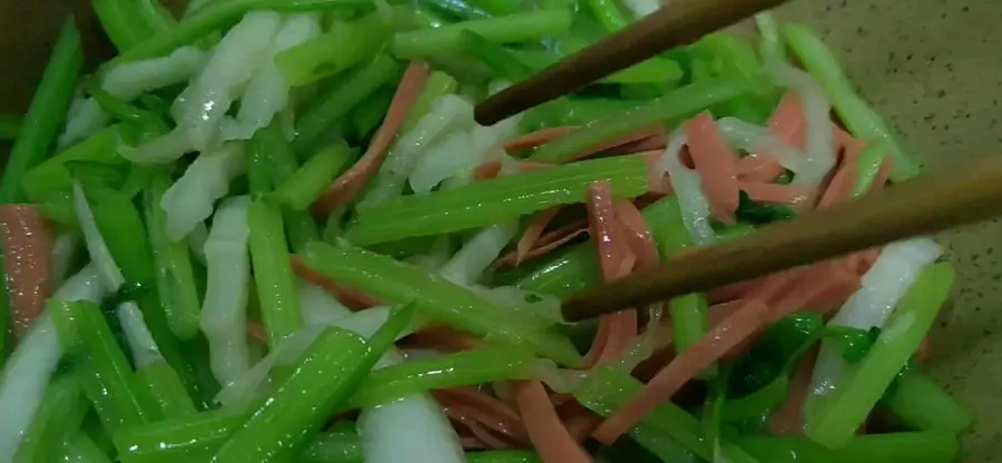 Stir-fried three silk celery (5 minutes to cook) step 0