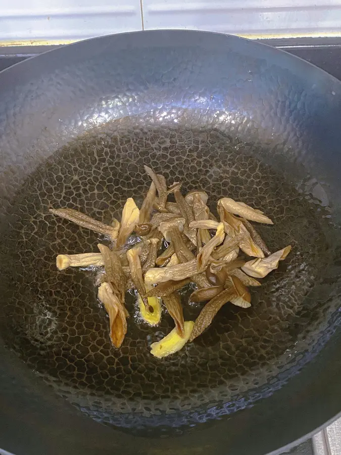 Stir-fried sea green with deer antler mushrooms! ~ I don't know what to cook for a while step 0