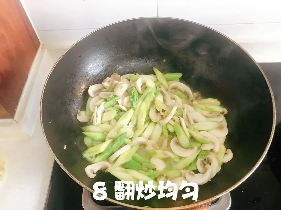 If you don't have an appetite, you can eat a vegetarian dish with a heavy taste - [fried mushrooms with black pepper and asparagus] step 0