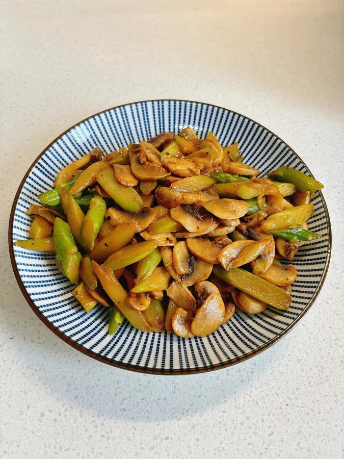 If you don't have an appetite, you can eat a vegetarian dish with a heavy taste - [fried mushrooms with black pepper and asparagus] step 0