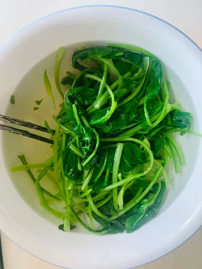 10 minutes of low-fat vegetarian dish - spinach in sesame sauce step 0