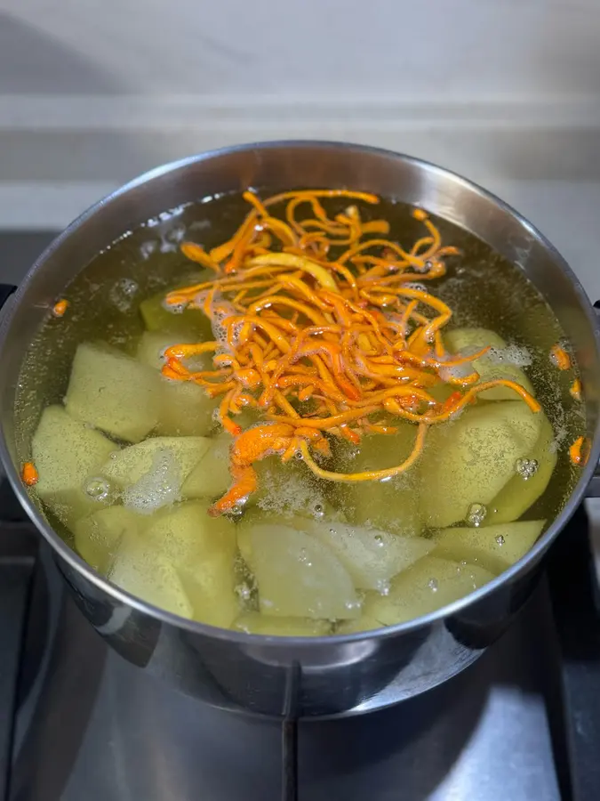 Stewed radish and oil-free rape in spring water step 0