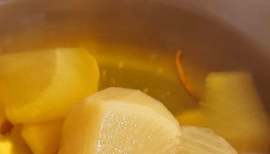 Stewed radish and oil-free rape in spring water