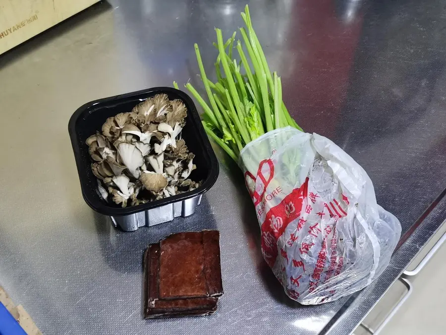 Vegetarian stir-fried celery (maitake mushroom tofu stir-fried celery) step 0