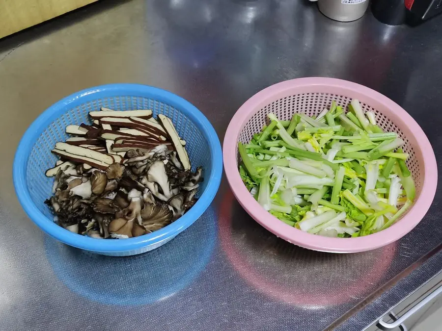 Vegetarian stir-fried celery (maitake mushroom tofu stir-fried celery) step 0