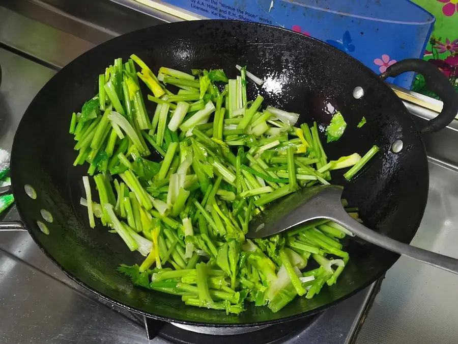 Vegetarian stir-fried celery (maitake mushroom tofu stir-fried celery) step 0