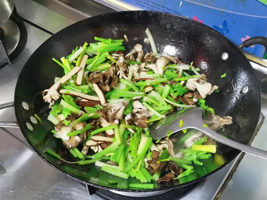 Vegetarian stir-fried celery (maitake mushroom tofu stir-fried celery) step 0