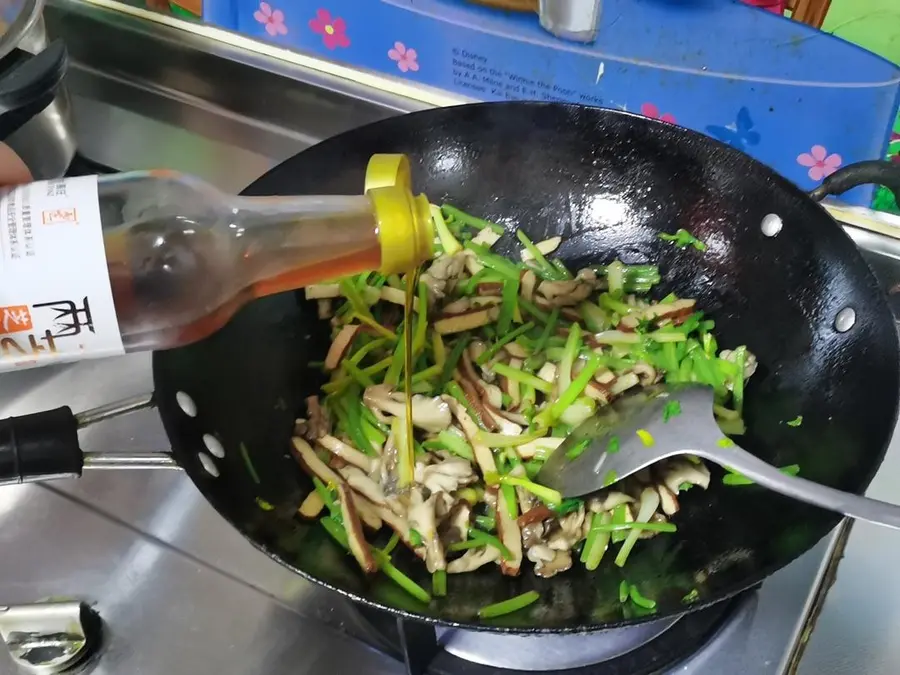 Vegetarian stir-fried celery (maitake mushroom tofu stir-fried celery) step 0