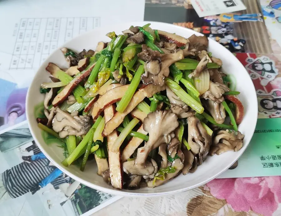 Vegetarian stir-fried celery (maitake mushroom tofu stir-fried celery) step 0