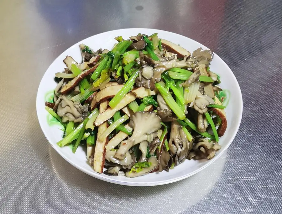 Vegetarian stir-fried celery (maitake mushroom tofu stir-fried celery)