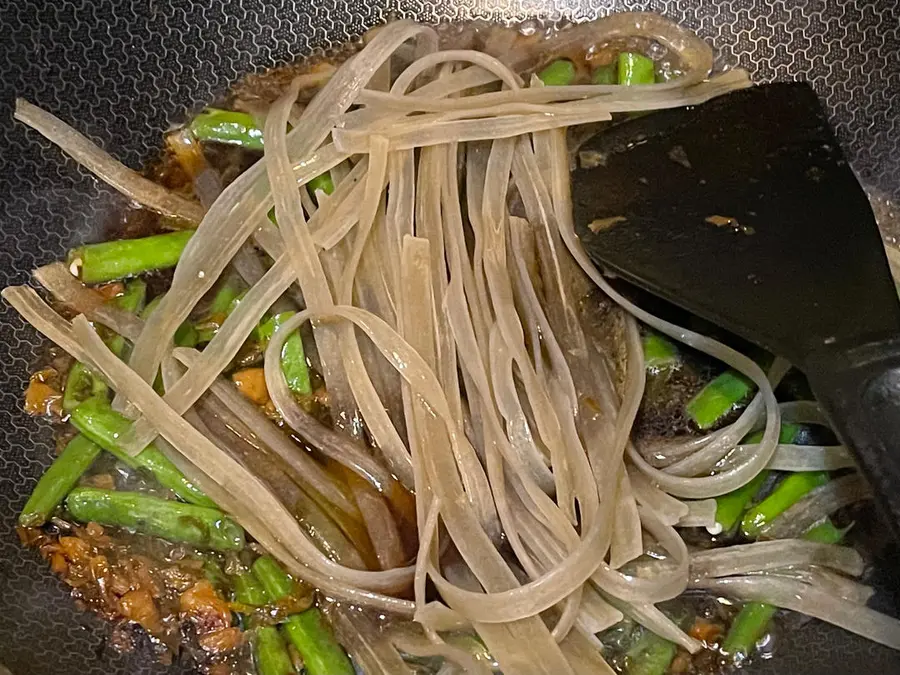 Grandma's stewed bean vermicelli step 0