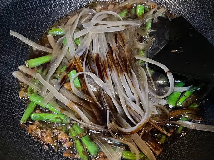 Grandma's stewed bean vermicelli step 0