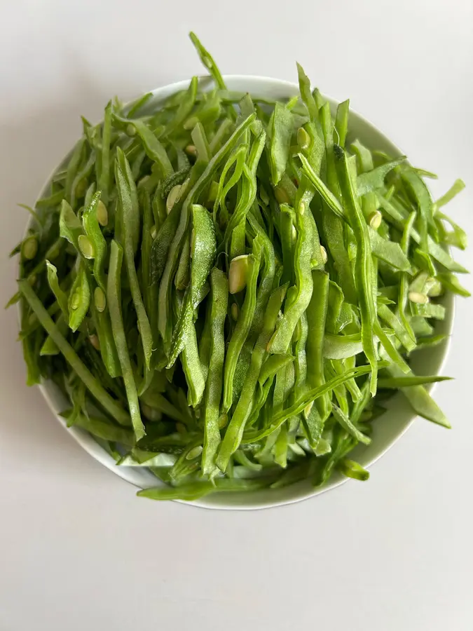 Stir-fried lentil beans step 0