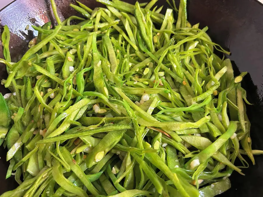 Stir-fried lentil beans step 0