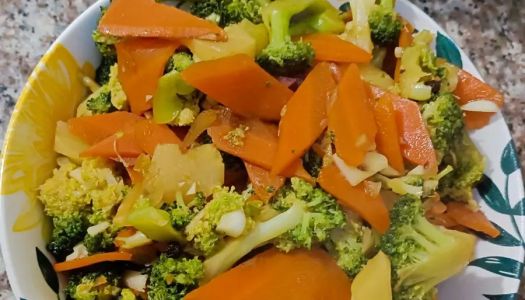 Vegetarian sautéed carrots and broccoli