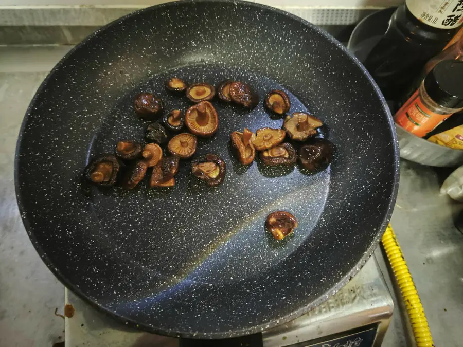 Braised shiitake mushrooms step 0