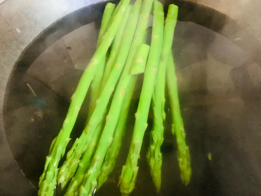 Vegetarian pan-fried apricot mushroom roll with asparagus step 0