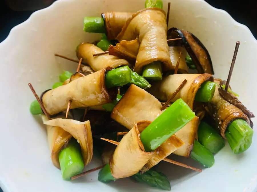 Vegetarian pan-fried apricot mushroom roll with asparagus step 0