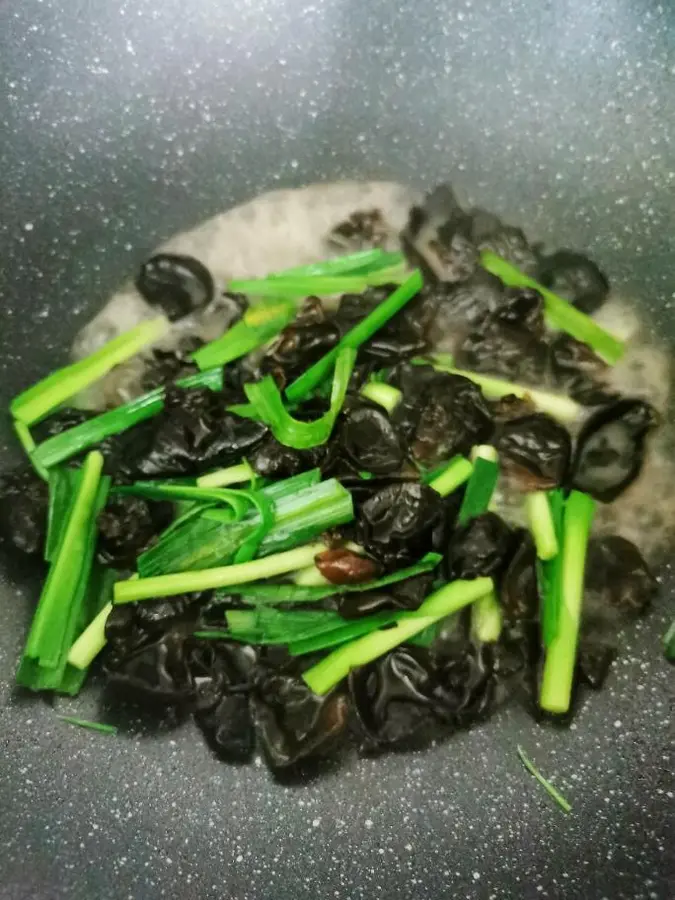 A wonderful combination of fried tofu and soybean sprouts step 0