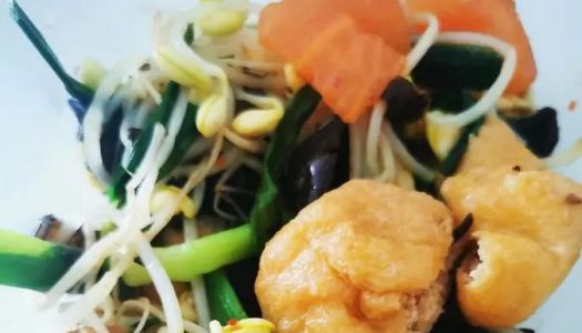 A wonderful combination of fried tofu and soybean sprouts