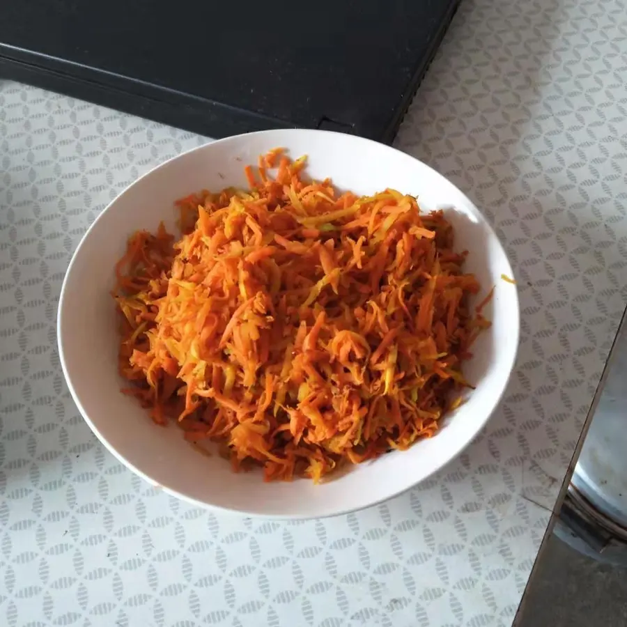 Delicious stir-fried shredded carrots [low-fat vegetarian] step 0