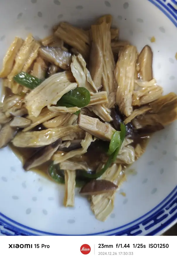 Stir-fried green pepper with yuba and shiitake mushrooms (vegan)