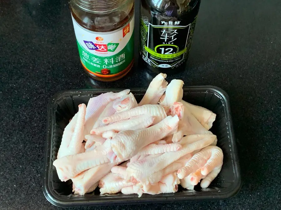 A must-have for summer supper: green peppercorns and lemon soaked chicken feet and duck feet step 0