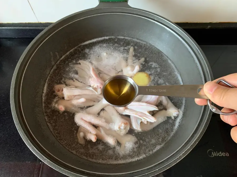 A must-have for summer supper: green peppercorns and lemon soaked chicken feet and duck feet step 0