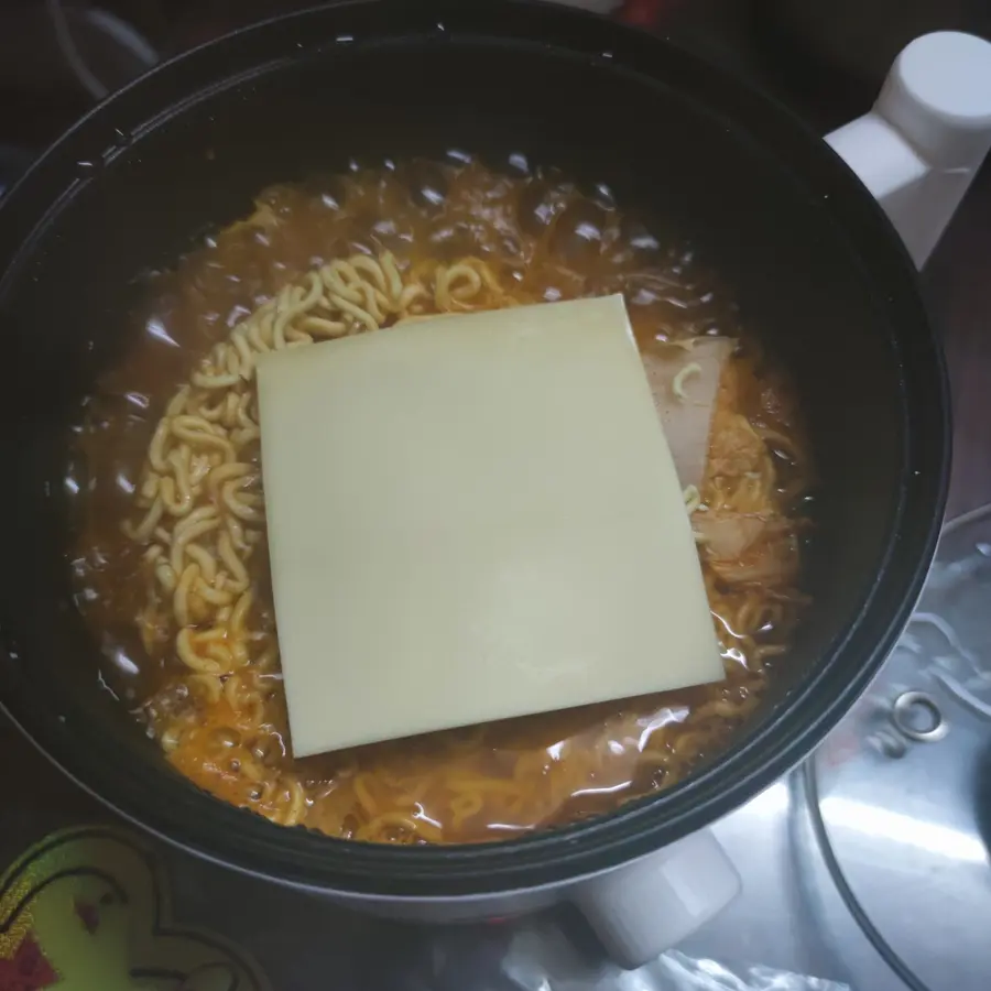 One person eats supper Korean spicy cabbage-flavored instant noodles step 0