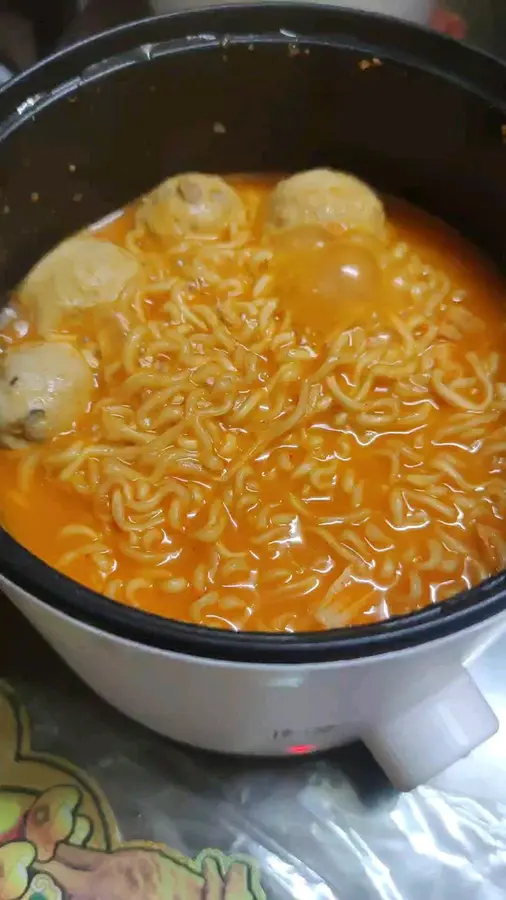 One person eats supper Korean spicy cabbage-flavored instant noodles step 0