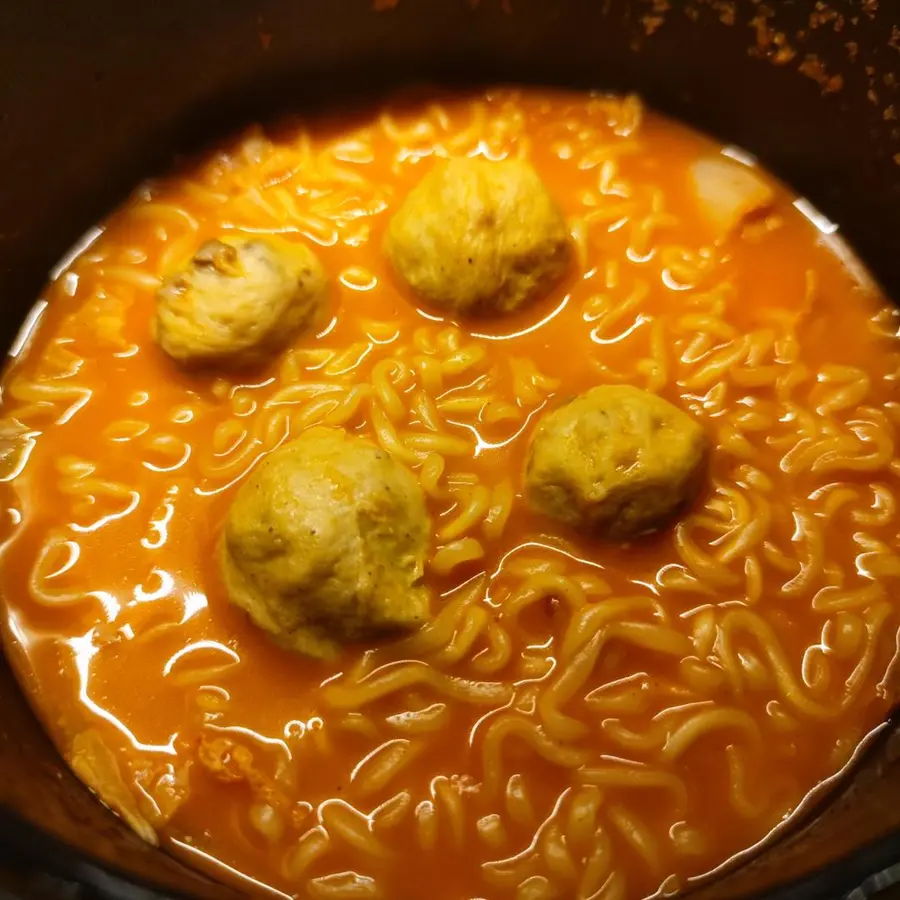 One person eats supper Korean spicy cabbage-flavored instant noodles step 0