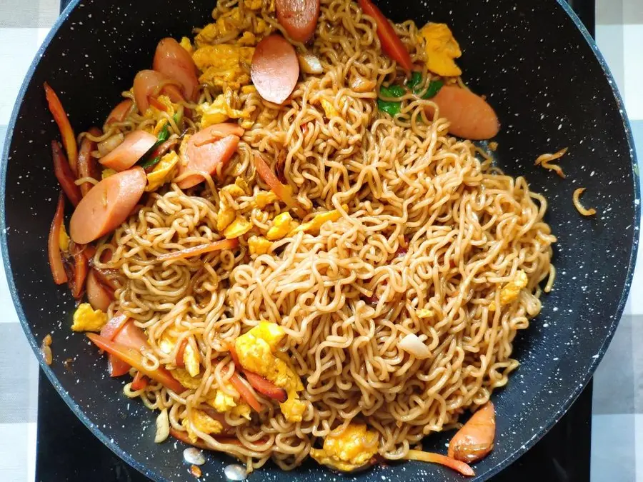 Fried instant noodles from roadside stalls step 0