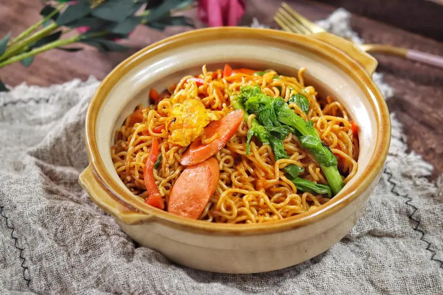 Fried instant noodles from roadside stalls step 0