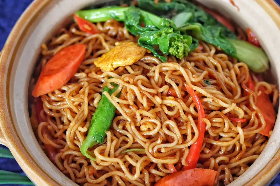 Fried instant noodles from roadside stalls step 0