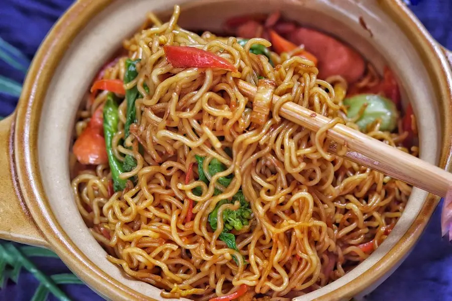 Fried instant noodles from roadside stalls step 0