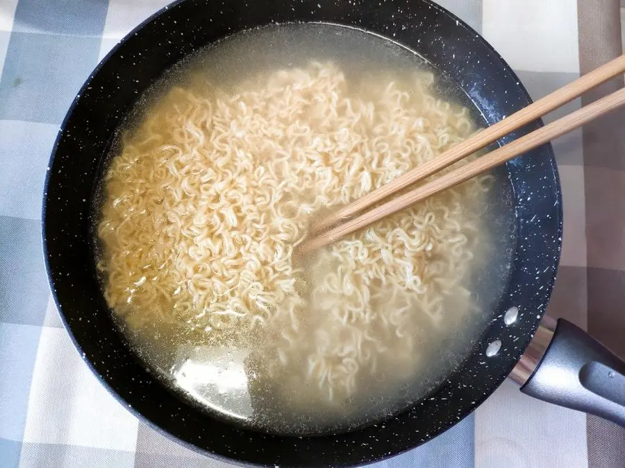 Fried instant noodles from roadside stalls step 0