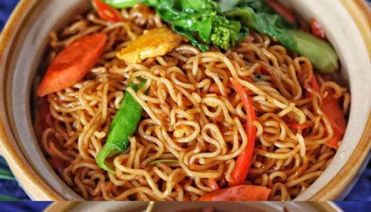 Fried instant noodles from roadside stalls