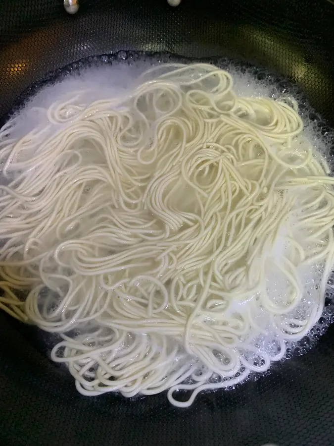 Extremely fragrant scallion oil noodles step 0