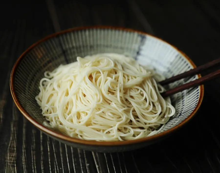 Extremely fragrant scallion oil noodles step 0