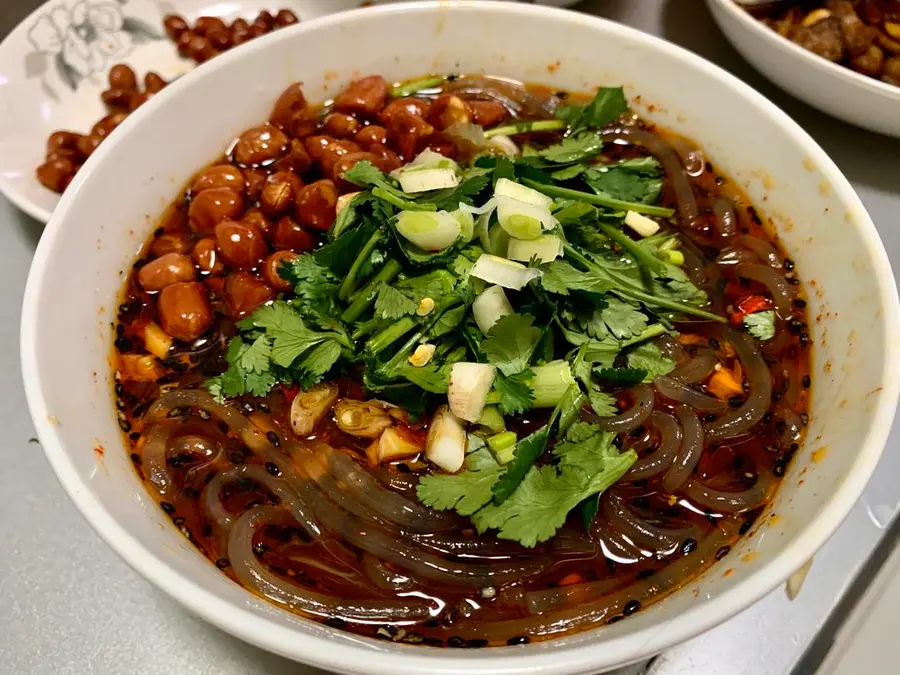 Super simple and enjoyable hot and sour noodles in the kitchen