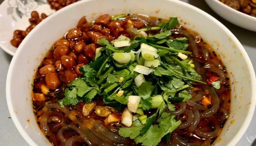 Super simple and enjoyable hot and sour noodles in the kitchen