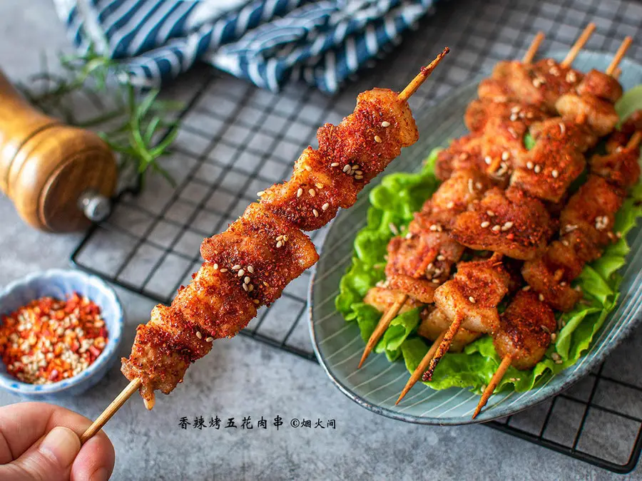 Kill the night market barbecue stall! Spicy grilled pork belly skewers