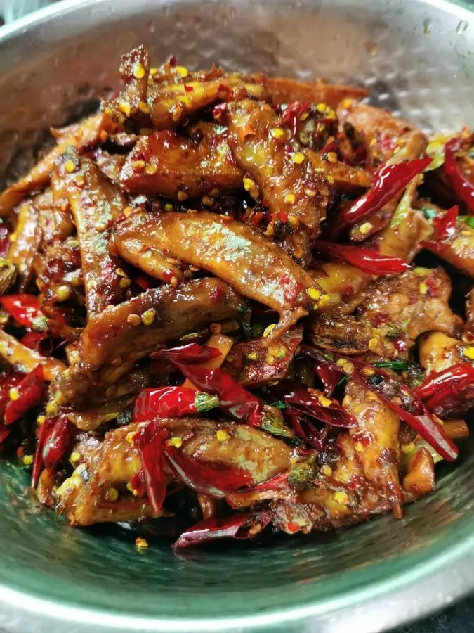 Eat spicy chicken tips cold