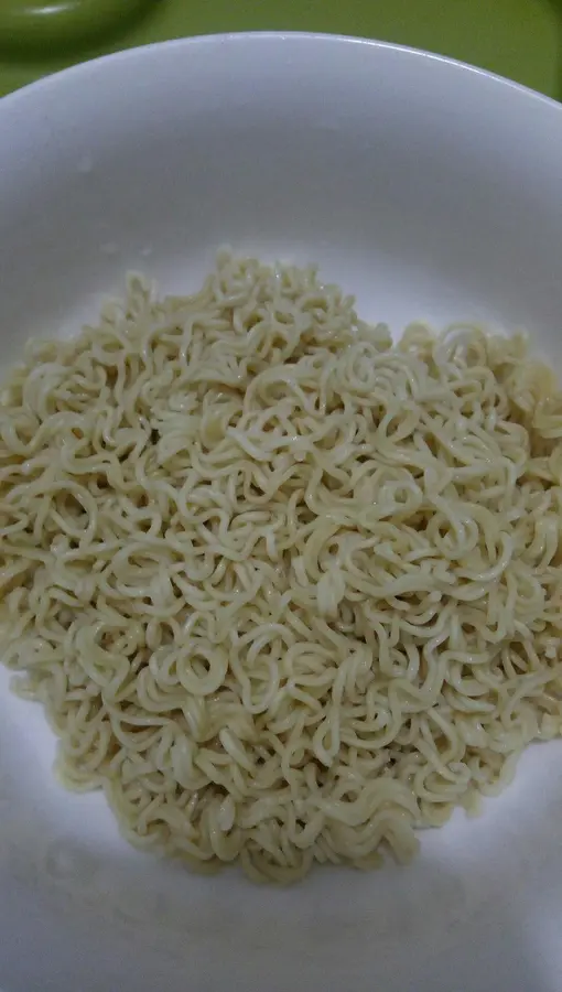 Roadside stall-style stir-fried instant noodles step 0