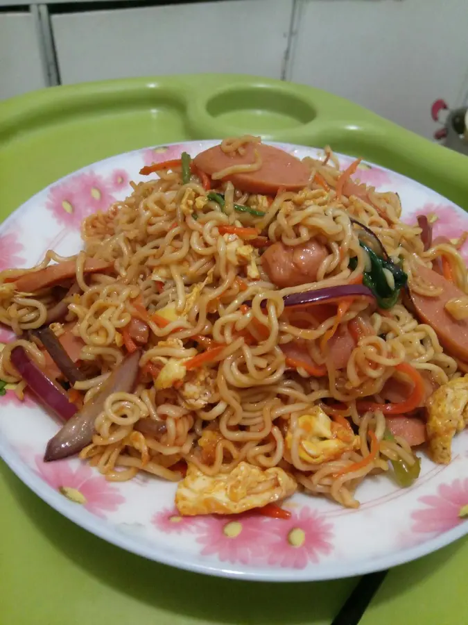 Roadside stall-style stir-fried instant noodles step 0