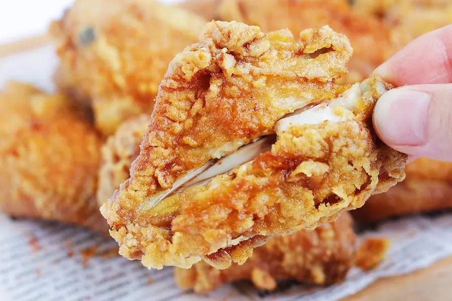 Garlic-flavored fried chicken wings that are so delicious that you lick your fingers