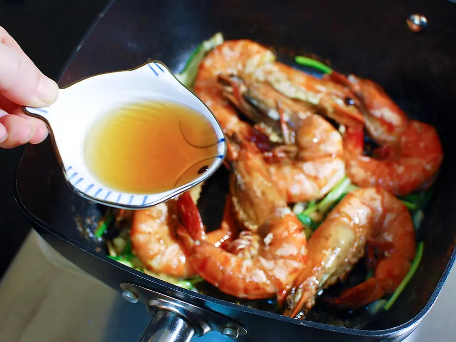 Seafood-style supper â€“ braised prawns step 0