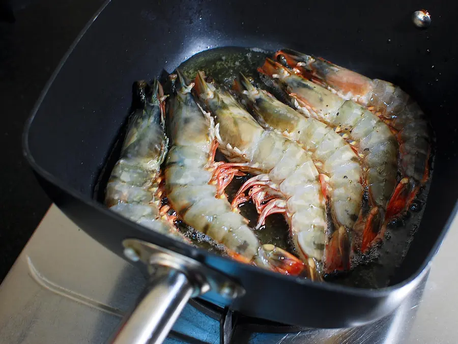 Seafood-style supper â€“ braised prawns step 0