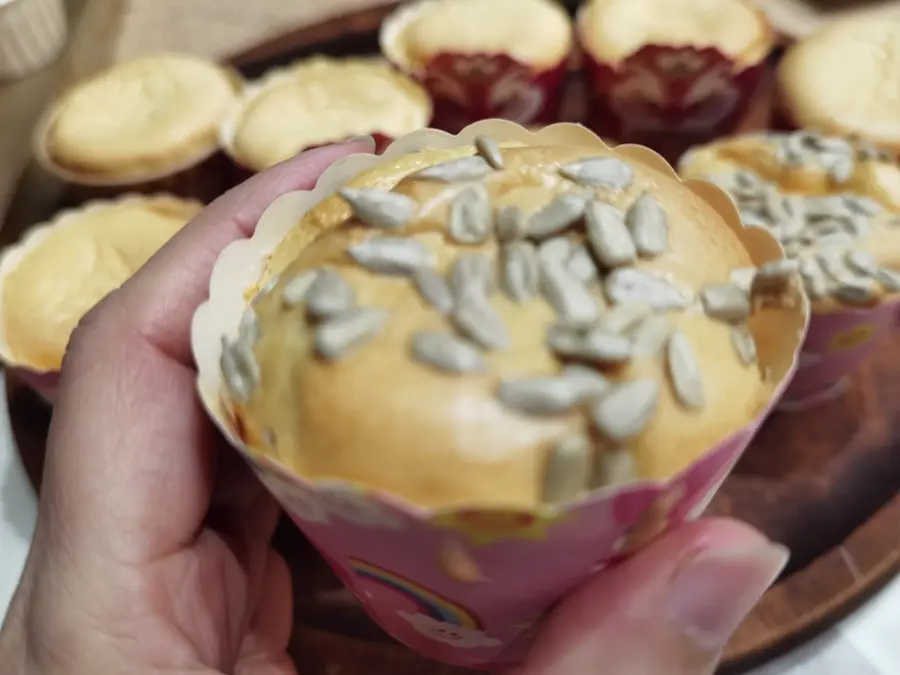 High school students have a late-night snack step 0