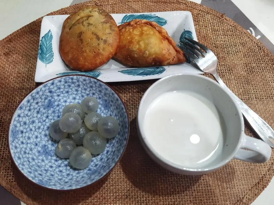 High school students have a late-night snack step 0